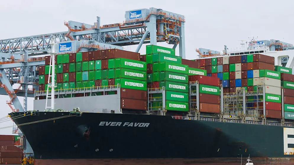 Nave portacontainer nel porto di Boston