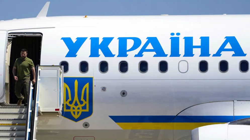 Der ukrainische Präsident Wolodymyr Selenskyj steigt aus seinem Regierungsflugzeug. (Archivbild)