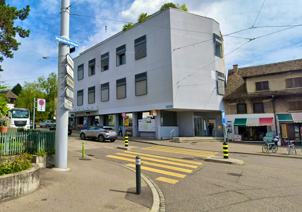 A man robbed this post office on Friday morning. He escaped with several hundred francs in loot.