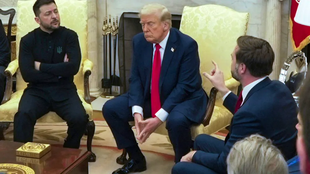 US-Vizepräsident JD Vance (r) spricht mit dem ukrainischen Präsidenten Wolodymyr Selenskyj (l) im Beisein von US-Präsident Donald Trump (M) im Oval Office des Weißen Hauses. Foto: Mystyslav Chernov/AP/dpa