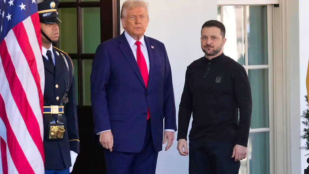US-Präsident Donald Trump (M) begrüsst den ukrainischen Präsidenten Wolodymyr Selenskyj (r) im Weissen Haus.