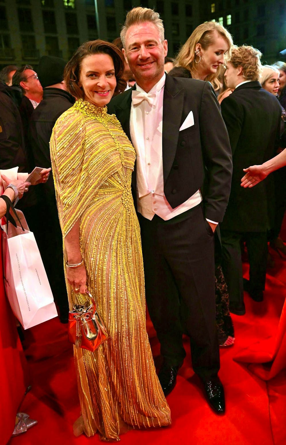 Vienna Opera Ball glitters without Richard Lugner with starlets instead of stars. Singer Sasha and his wife Julia Röntgen also attended the ball.
