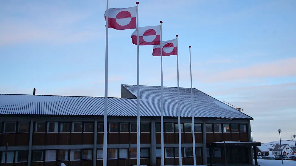 ARCHIV - Grönländische Flaggen wehen vor dem Parlament Inatsisartut in der Hauptstadt Nuuk. Foto: Steffen Trumpf/dpa