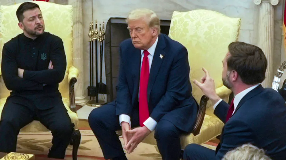 US-Vizepräsident J.D. Vance (rechts) spricht mit dem ukrainischen Präsidenten Wolodymyr Selenskyj (links) im Beisein von US-Präsident Donald Trump im Oval Office des Weissen Hauses.