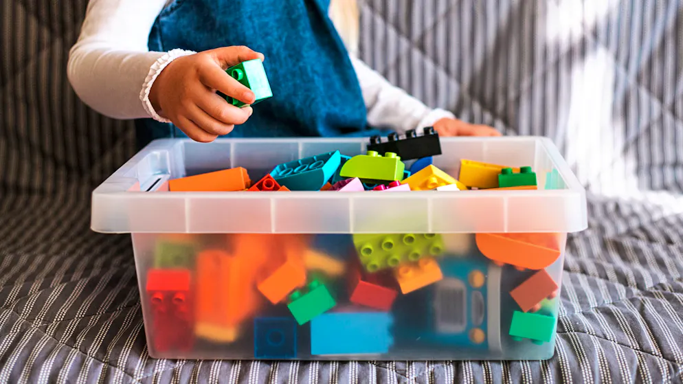 Nicht nur Kindergeschirr aus Kunststoff kann im Geschirrspüler gereinigt werden, sondern auch Kinderspielzeug aus hartem Plastik.