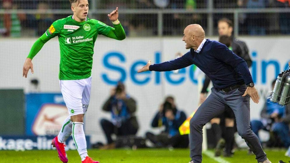 Ermedin Demirovic celebrates with coach Peter Zeidler: St. Gallen was the surprise team of the Super League in 2019/20.