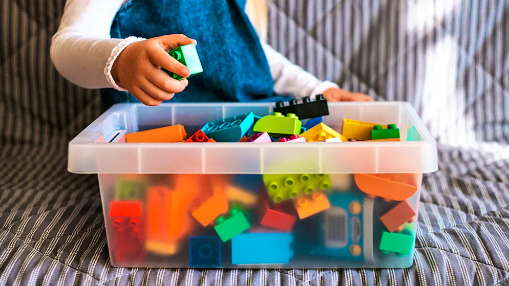 Not only children's dishes made of plastic can be cleaned in the dishwasher, but also children's toys made of hard plastic.