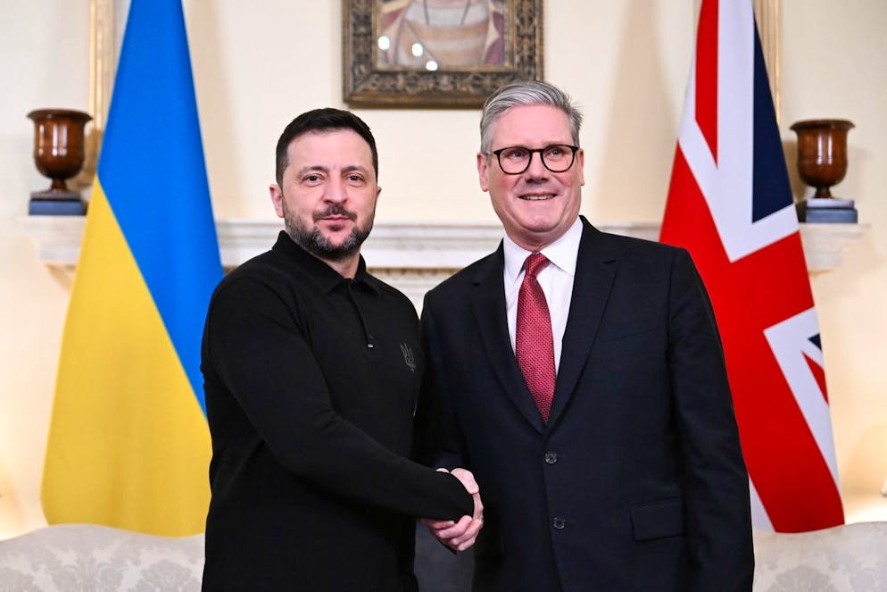 Il primo ministro britannico Keir Starmer (destra) e il presidente ucraino Volodymyr Zelensky (sinistra) posano per una foto durante un incontro bilaterale al 10 di Downing Street a Londra, Gran Bretagna, 01 marzo 2025.