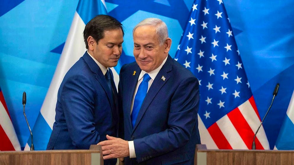 ARCHIVE - US Secretary of State Marco Rubio (l) and Israeli Prime Minister Benjamin Netanyahu shake hands during a press conference in the Prime Minister's office. Photo: Ohad Zwigenberg/AP Pool/dpa/archived image