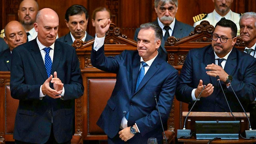 dpatopbilder - Uruguay's new President Yamandu Orsi raises his right fist during his swearing-in ceremony in Congress on Inauguration Day in Montevideo, Uruguay. Photo: Santiago Mazzarovich/AP/dpa