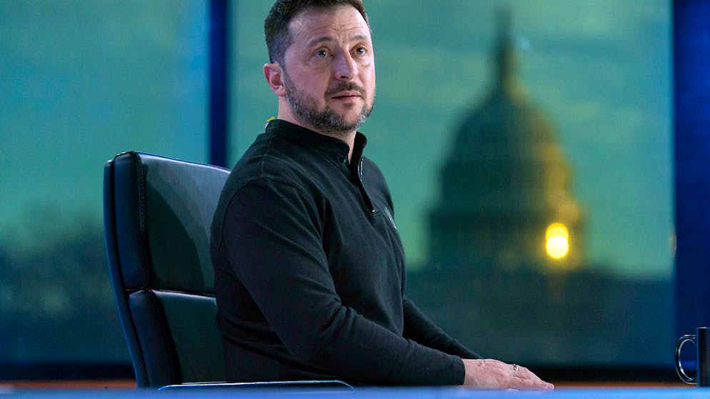 dpatopbilder - Wolodymyr Selenskyj, Präsident der Ukraine, pausiert während eines Interviews mit FOX News in Washington. Foto: Jose Luis Magana/AP/dpa