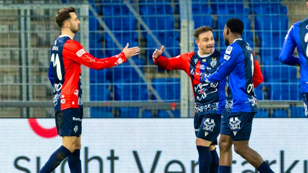 Dominik Schmid celebrates FCB's 1-0 win over Sion with Xherdan Shaqiri and Philip Otele
