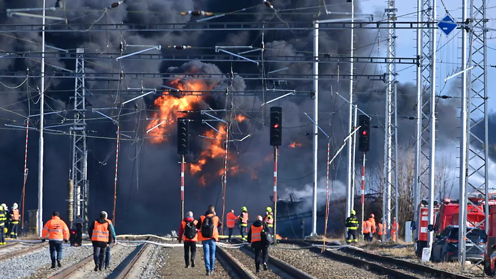In Tschechien ist ein Güterzug mit giftigem und krebserregendem Benzol entgleist. Foto: Peøina Ludìk/CTK/dpa