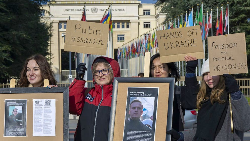 In Genf demonstrierten rund 50 Menschen auf der Place des Nations gegen das russische Regime. (KEYSTONE/Martial Trezzini)