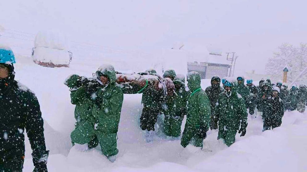Auf diesem von der indischen Armee zur Verfügung gestellten Foto führt ein Team Rettungsmassnahmen für verschüttete Bauarbeiter durch, die von einer Lawine in der Nähe des Mana-Passes mitgerissen wurden.