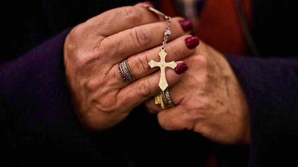 dpatopbilder - A woman prays for Pope Francis in the Almudena Cathedral. Photo: Manu Fernandez/AP/dpa