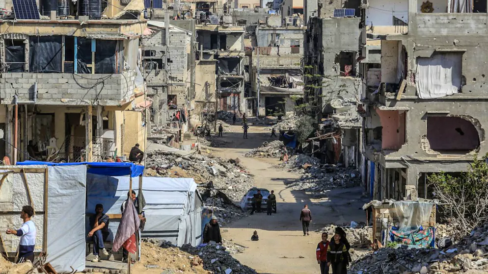 Palästinenser gehen durch die Zerstörung in Chan Junis, nachdem sich die israelischen Streitkräfte im Rahmen der Waffenruhe mit der Hamas zurückgezogen haben. Foto: Abed Rahim Khatib/dpa