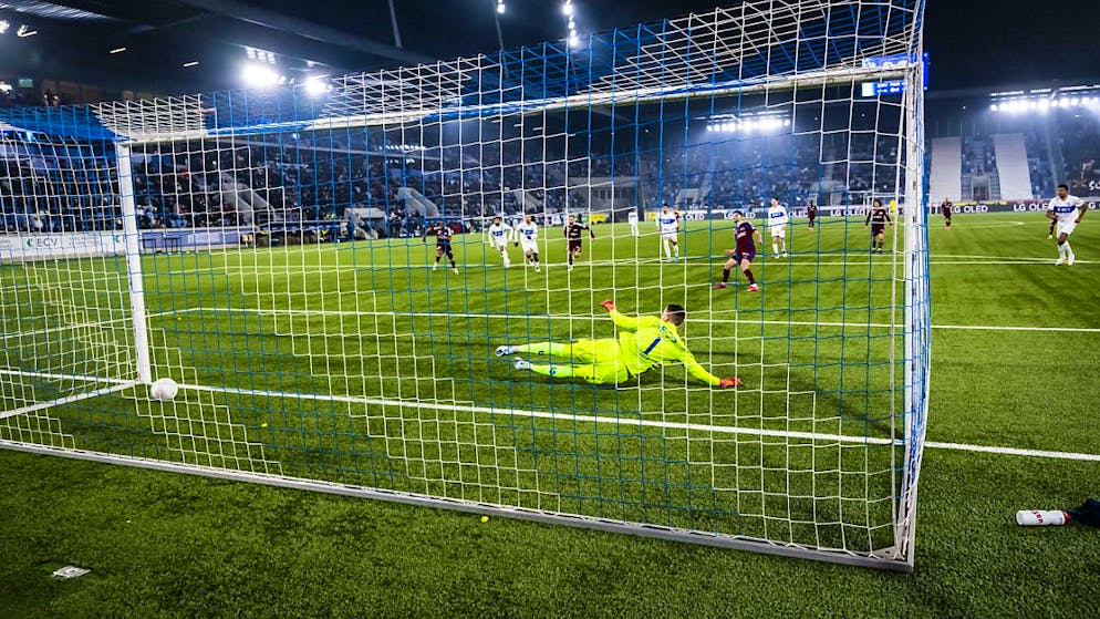 Miroslav Stevanovic lässt Thomas Castella keine Abwehrchance