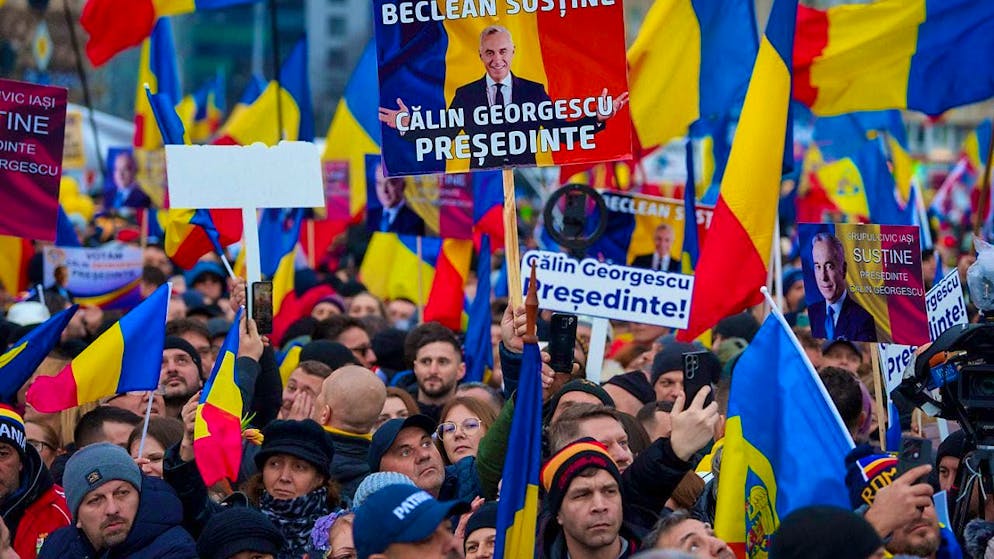 Supporters of the far-right and pro-Kremlin ex-presidential candidate Calin Georgescu in Bucharest. Photo: Andreea Alexandru/AP/dpa