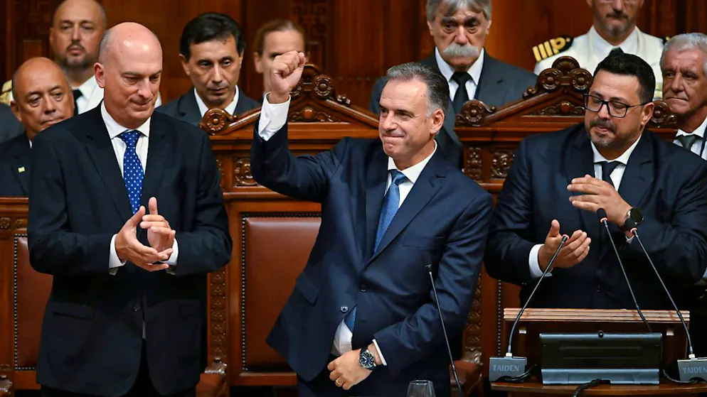 dpatopbilder - Uruguays neuer Präsident Yamandu Orsi hebt seine rechte Faust während seiner Vereidigung im Kongress am Tag der Amtseinführung in Montevideo, Uruguay. Foto: Santiago Mazzarovich/AP/dpa