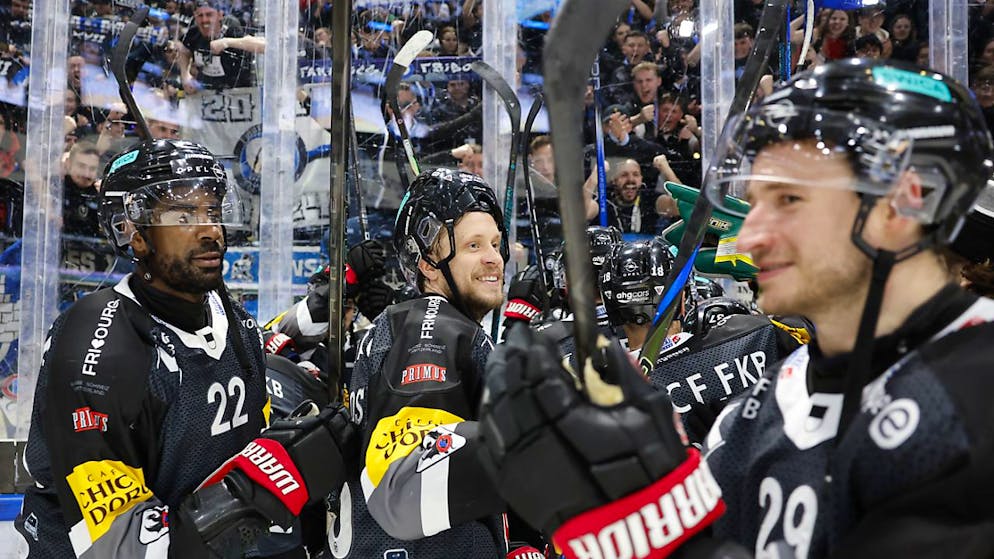 Der HC Fribourg-Gottéron sichert sich das letzte direkte Playoff-Ticket und lässt sich von den Fans feiern