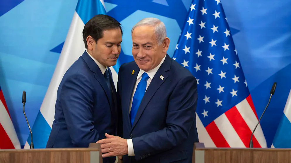 ARCHIV - US-Außenminister Marco Rubio (l) und der israelische Ministerpräsident Benjamin Netanjahu geben sich während einer Pressekonferenz im Büro des Ministerpräsidenten die Hand. Foto: Ohad Zwigenberg/AP Pool/dpa/Archivbild