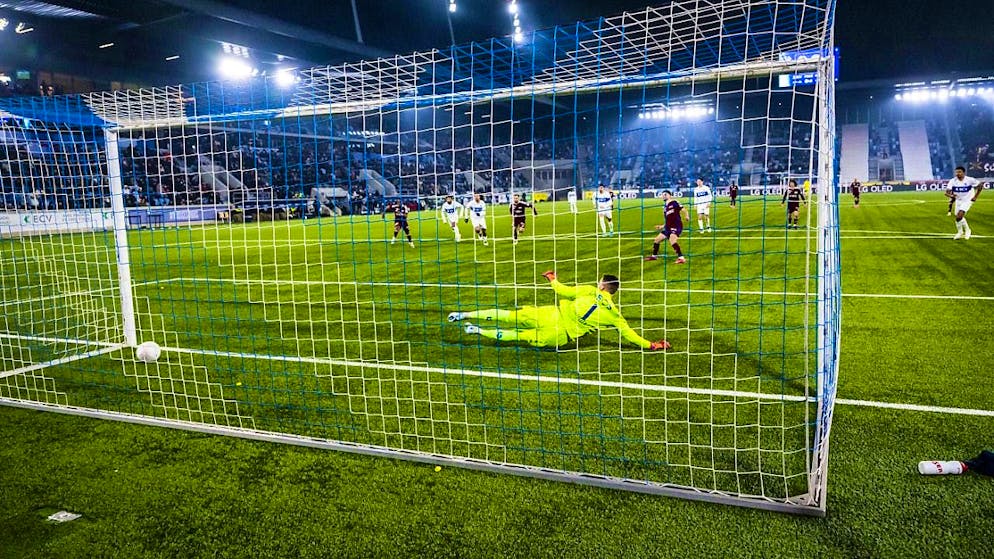 Miroslav Stevanovic leaves Thomas Castella no chance to defend