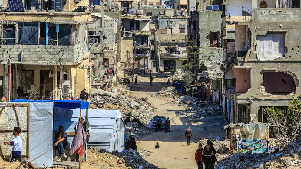 Palestinians walk through the destruction in Chan Junis after Israeli forces withdrew as part of the ceasefire with Hamas. Photo: Abed Rahim Khatib/dpa