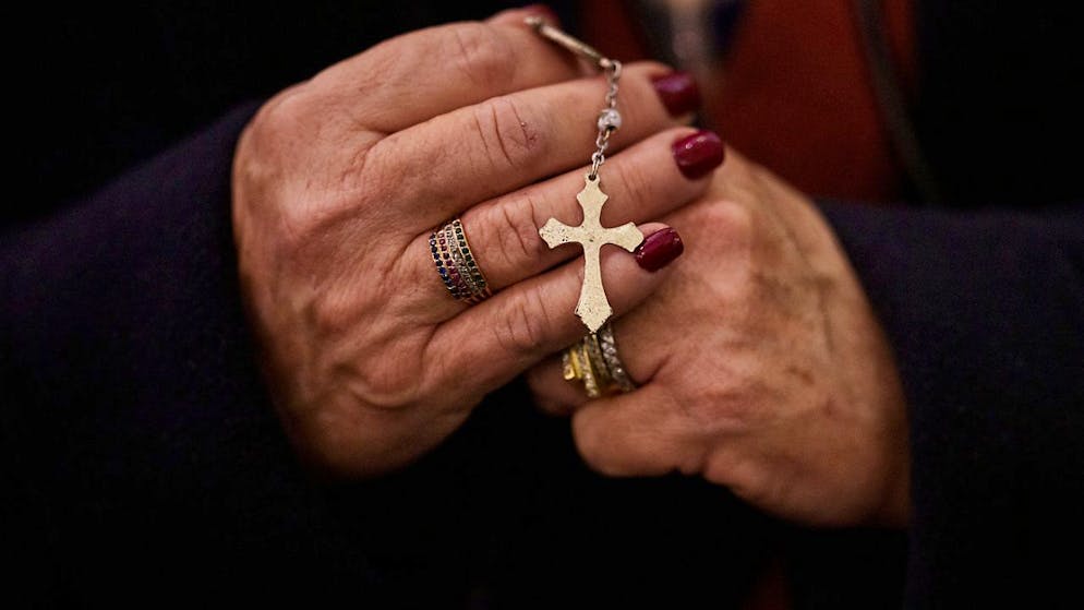 dpatopbilder - Eine Frau betet für Papst Franziskus in der Almudena-Kathedrale. Foto: Manu Fernandez/AP/dpa