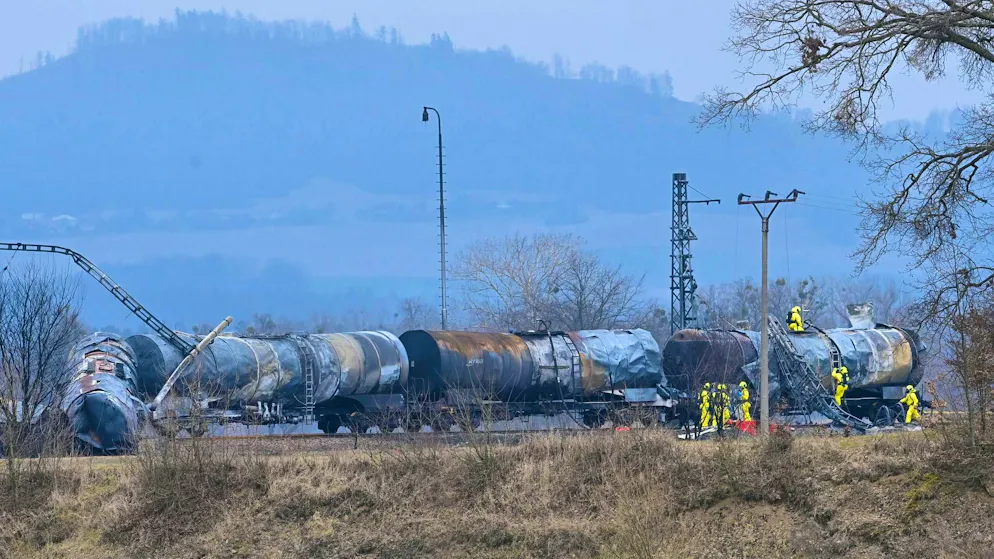 Czech Republic: Freight train fire with benzene under control - Gallery. The police are now investigating on suspicion of reckless endangerment.