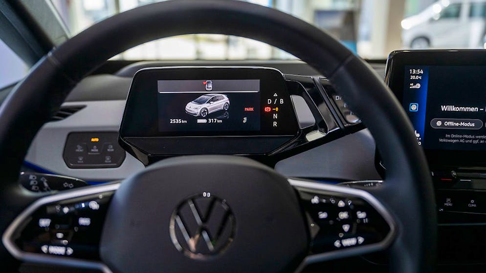 Lenkende eines automatisierten Fahrzeugs dürfen ab dem 1. März auf Autobahnen einen Autobahnpiloten verwenden. (Themenbild)