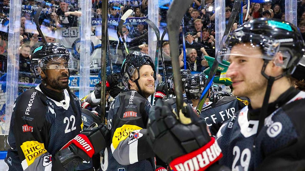 HC Fribourg-Gottéron secures the last direct playoff ticket and is celebrated by the fans