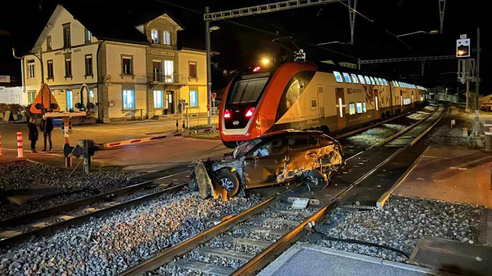 Ein Intercity-Zug erfasste das auf den Gleisen feststeckende Auto - zuvor war schon ein Regionalzug ins Auto geprallt.