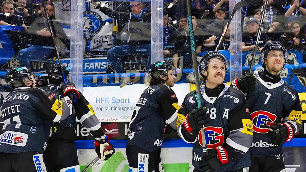Lakers send Servette on vacation, season ends for Biel too - Gallery. Fribourg's double goal scorer Christoph Bertschy (2nd from right) celebrates with his teammates about the direct playoff qualification