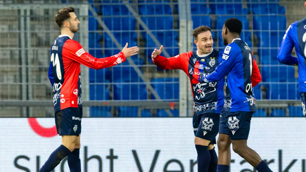 Dominik Schmid jubelt mit Xherdan Shaqiri und Philip Otele über das 1:0 des FCB gegen Sion