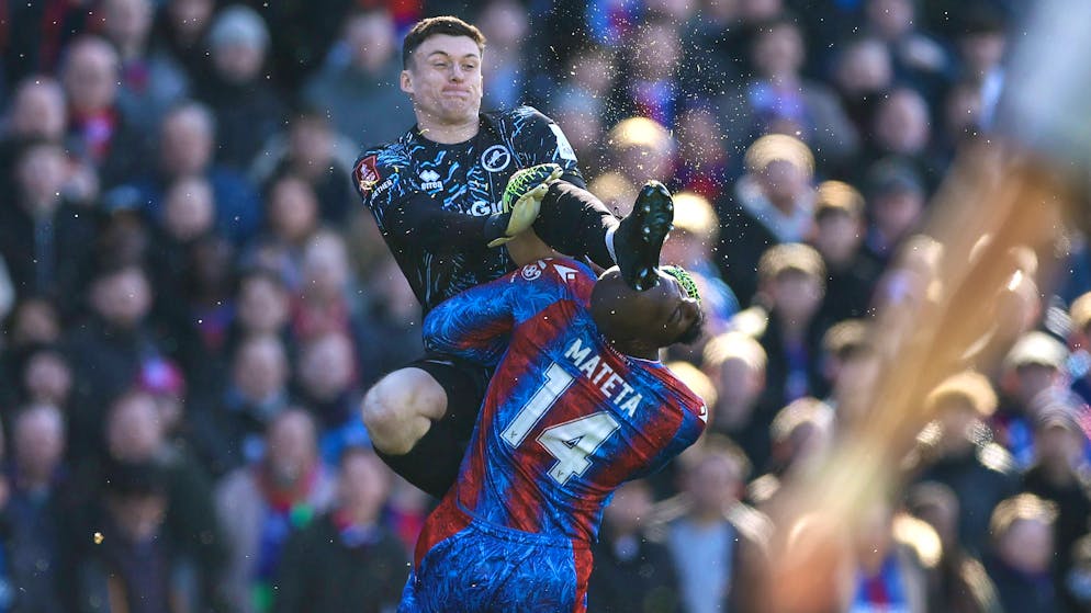 Brutales Foul. Goalie trifft Mateta am Kopf –  Palace-Stürmer muss mit Sauerstoff versorgt werden