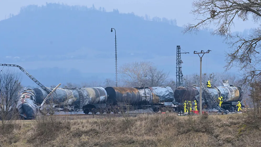 Tschechien: Brand von Güterzug mit Benzol unter Kontrolle - Gallery. Die Polizei ermittelt inzwischen wegen des Verdachts der fahrlässigen Gefährdung.