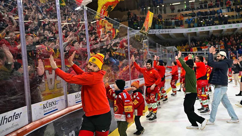 Lakers send Servette on vacation, season ends for Biel too - Gallery. Langnau is rightly celebrating: Only twice - in 2011 and 2019 in sixth place - have the SCL Tigers finished a regular season further ahead