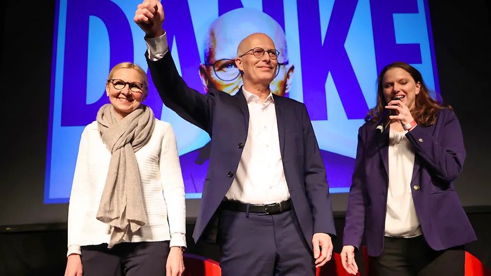 dpatopbilder - Peter Tschentscher (SPD), Erster Bürgermeister von Hamburg, und seine Ehefrau Eva-Maria Tschentscher sowie Melanie Leonhard (r), Vorsitzende der SPD Hamburg, stehen bei der Wahlparty der Hamburger SPD in der Markthalle. In Hamburg wurde am Sonntag eine neue Bürgerschaft gewählt. Foto: Christian Charisius/dpa