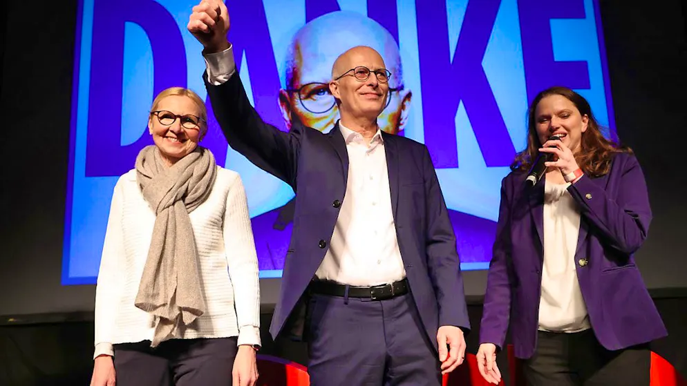dpatopbilder - Peter Tschentscher (SPD), First Mayor of Hamburg, and his wife Eva-Maria Tschentscher as well as Melanie Leonhard (r), Chairwoman of the Hamburg SPD, stand at the Hamburg SPD election party in the Markthalle. A new parliament was elected in Hamburg on Sunday. Photo: Christian Charisius/dpa