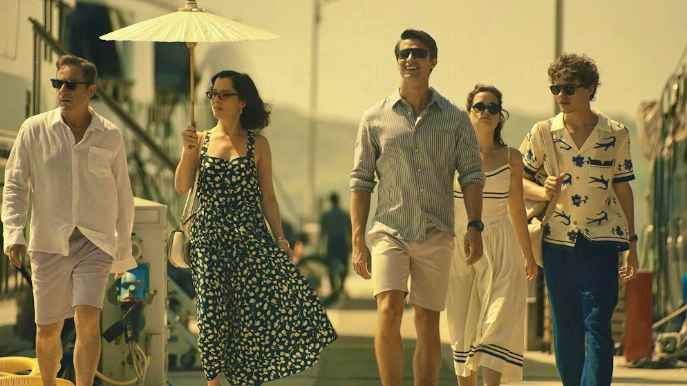 The series "The White Lotus" is back: after luxury hotels in Hawaii and Sicily, this time rich Americans are vacationing at a luxury resort in Thailand. Among them are the wealthy Ratliff couple (Jason Isaacs and Parker Posey, left) with their three grown-up children (Patrick Schwarzenegger , left, Sarah Catherine Hook and Sam Nivola).