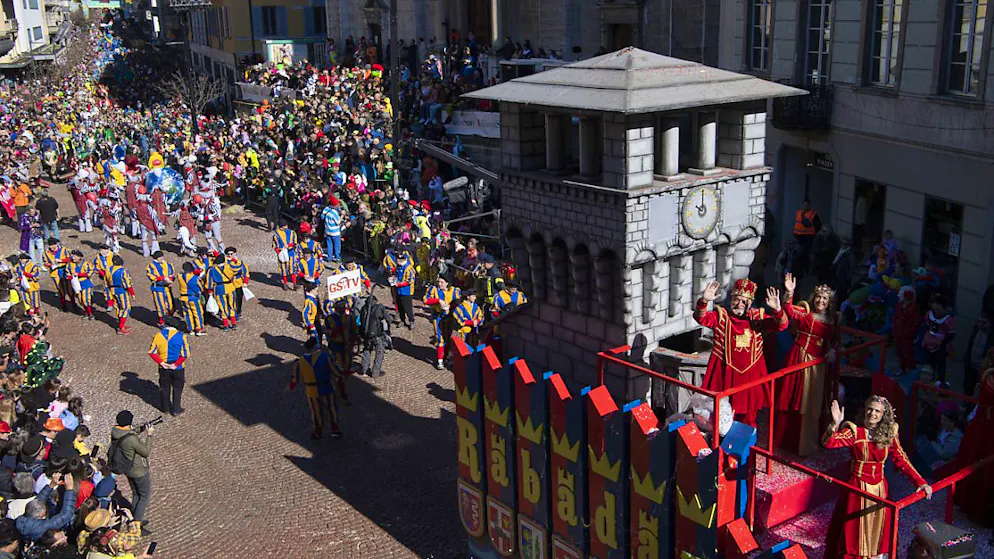 Über 40'000 Menschen am Fasnachtsumzug in Bellinzona - Gallery. Der Re - der Fasnachtskönig - am grossen Umzug vom  Sonntag in Bellinzona.