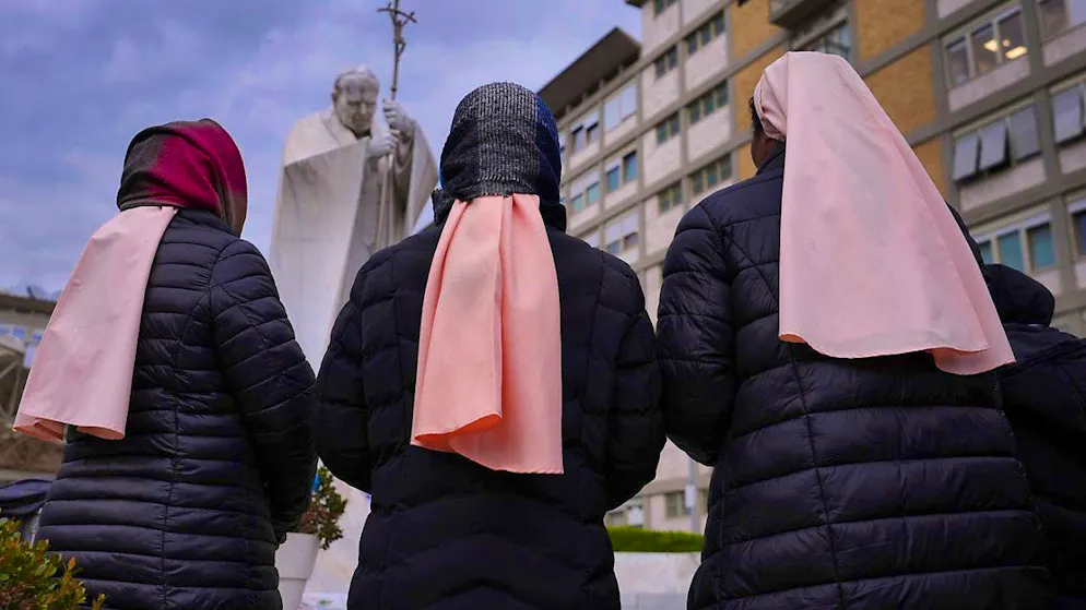 Nuns pray for the Pope in front of the Agostino Gemelli Polyclinic in Rome, where he has been receiving inpatient treatment since February 14, 2025. Photo: Kirsty Wigglesworth/AP/dpa