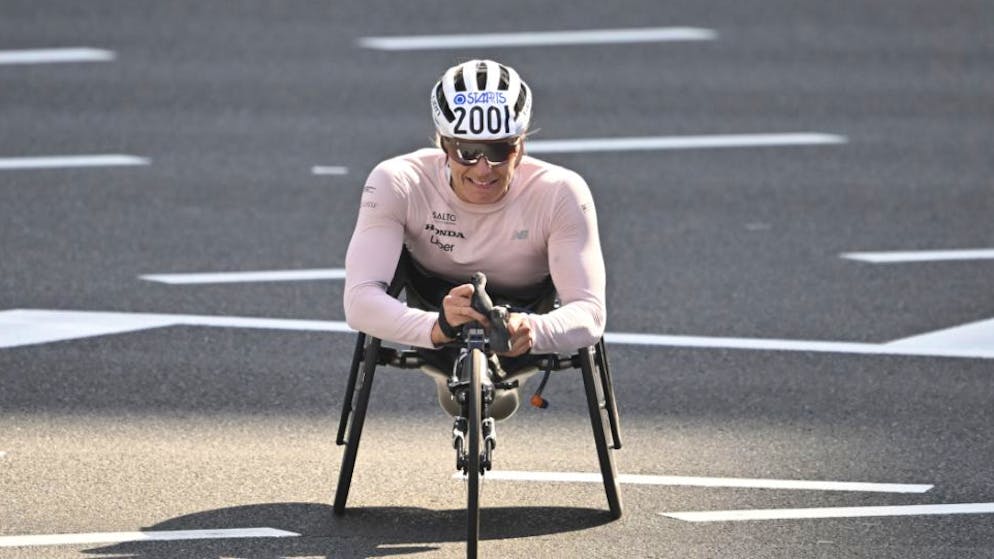 Catherine Debrunner überquert am Tokio-Marathon als Erste die Ziellinie.