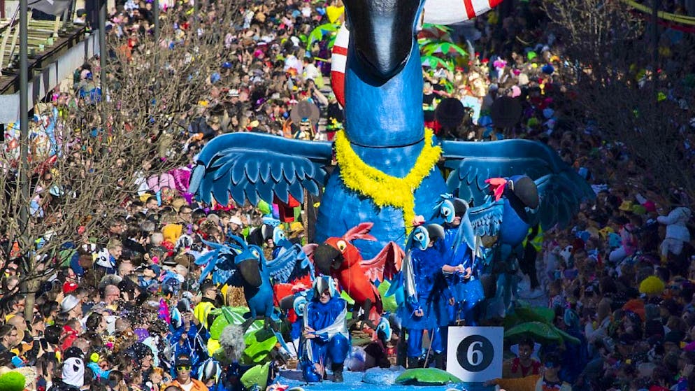 Over 40,000 people at the carnival parade in Bellinzona - Gallery. The Sunday carnival parade in Bellinzona attracted record numbers of visitors this year.