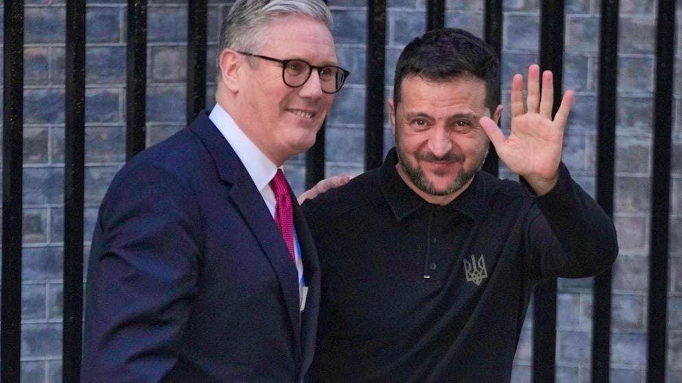 dpatopbilder - British Prime Minister Keir Starmer welcomes Ukrainian President Volodymyr Zelensky outside Number 10 Downing Street. Photo: Kin Cheung/AP/dpa
