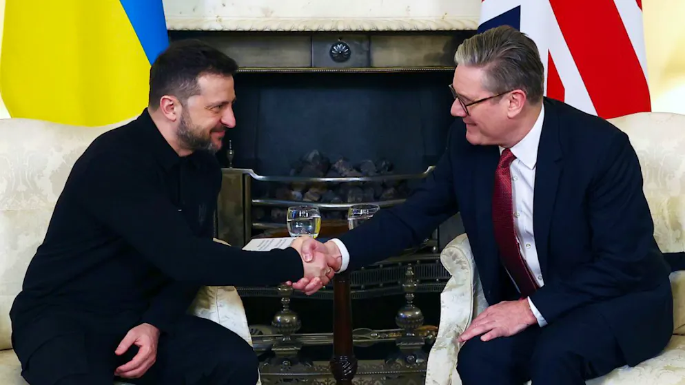 Der britische Premierminister Keir Starmer (r) und der ukrainische Präsident Wolodymyr Selenskyj geben sich bei ihrem Treffen in London die Hand. Foto: Peter Nicholls/Pool Getty/AP/dpa