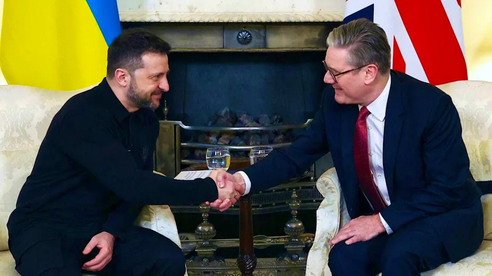 British Prime Minister Keir Starmer (r) and Ukrainian President Volodymyr Zelensky shake hands during their meeting in London. Photo: Peter Nicholls/Pool Getty/AP/dpa