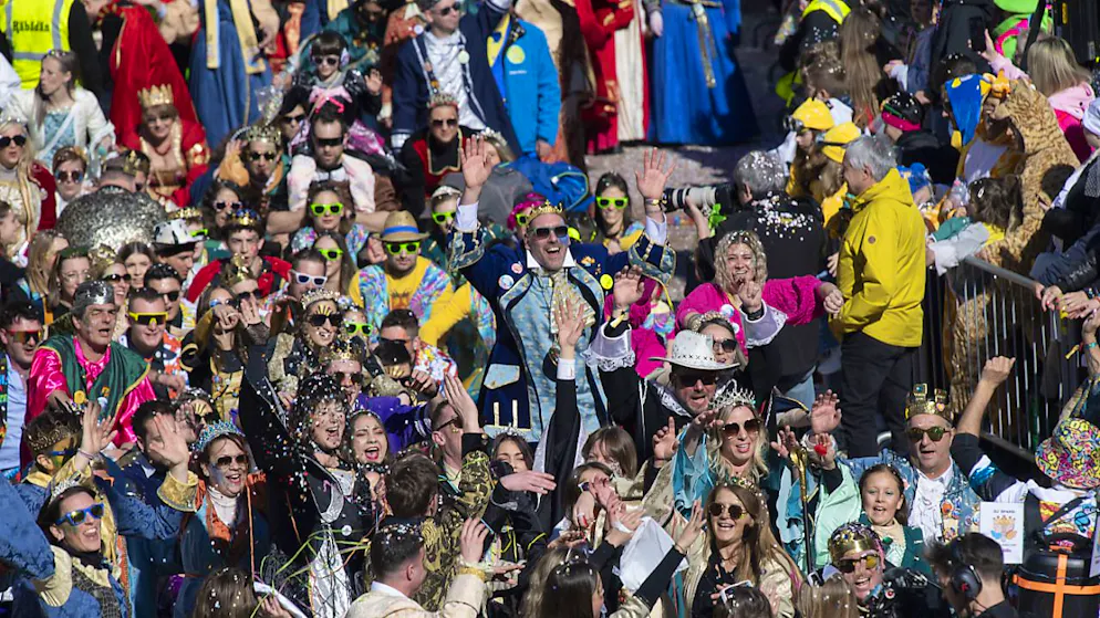 Über 40'000 Menschen am Fasnachtsumzug in Bellinzona - Gallery. Mit über 40'000 Besucherinnen und Besuchern überflügelte der 162. "Rabadan" die Vorjahresausgabe deutlich.