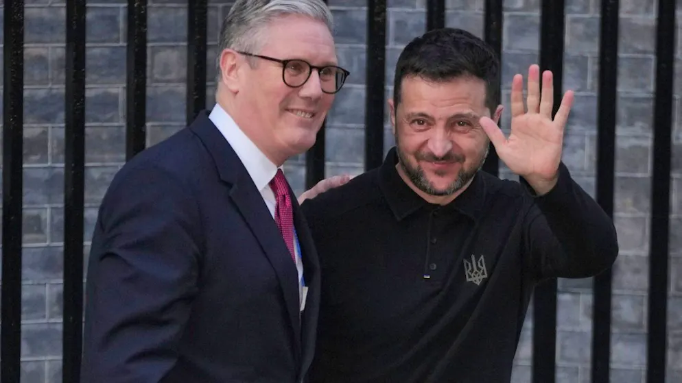 dpatopbilder - Der britische Premierminister Keir Starmer begrüßt den ukrainischen Präsidenten Wolodymyr Selenskyj vor Downing Street Number 10. Foto: Kin Cheung/AP/dpa
